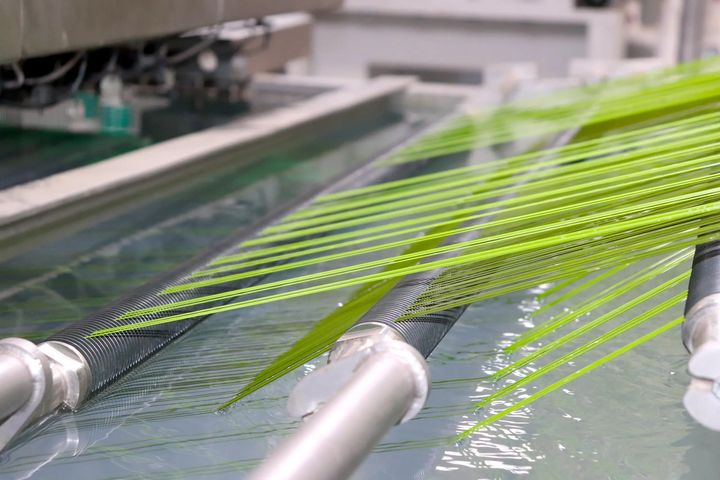 Turf fiber cooling in the water bath during extrusion