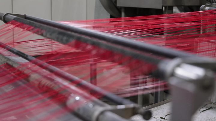 Red turf fiber on the yarn extrusion line
