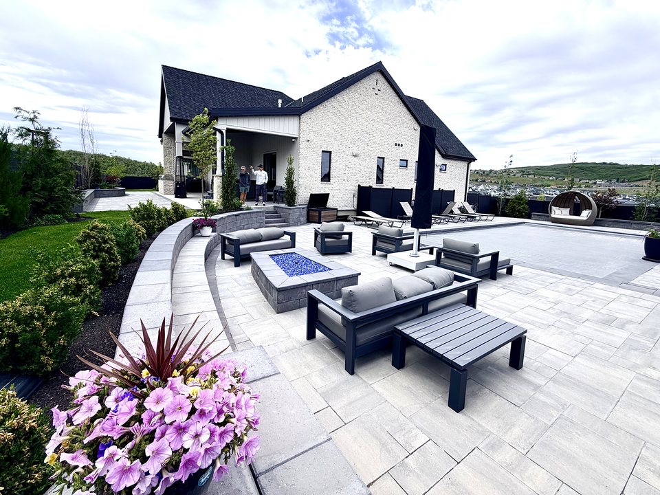 Paver lounge patio with built-in outdoor seating